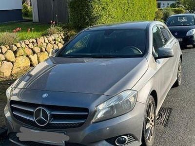 Gebraucht Mercedes A180 122 PS (89 kW) 2015 Grau Limousine
