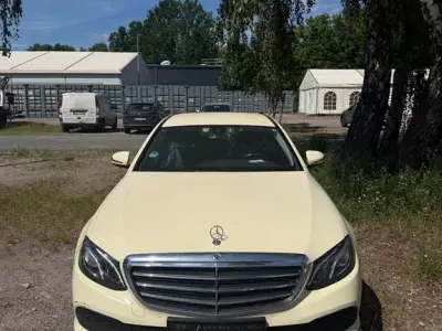 Gebraucht Mercedes E200 160 PS (117 kW) 2019 Gelb Limousine