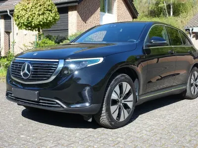 Begagnad Mercedes EQC400 300 kW (408 HK) 2022 Svart SUV