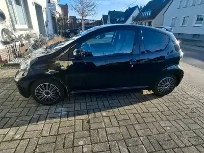 Gebraucht Toyota Aygo 68 PS (50 kW) 2010 Schwarz Kleinwagen