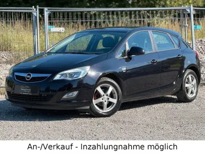 Gebraucht Opel Astra Edition 116 PS (85 kW) 2010 Saphirschwarz/black sapphire Limousine