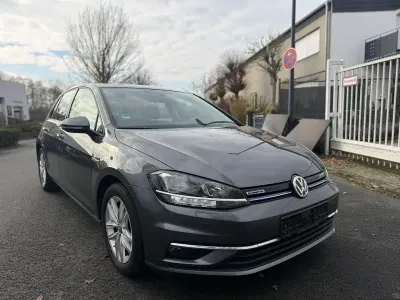 Gebraucht VW Golf VII Comfortline 131 PS (96 kW) 2018 Grau Limousine