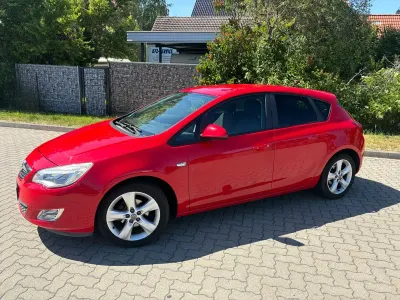 Gebraucht Opel Astra Design Edition 140 PS (102 kW) 2011 Rot Limousine