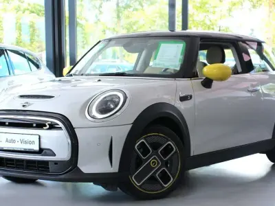 Gebraucht Mini Cooper SE Classic 135 kW (184 PS) 2022 White silver metallic Kleinwagen
