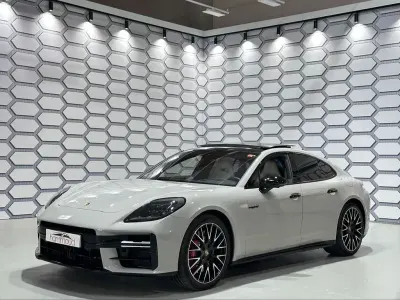 Gebraucht Porsche Panamera 544 PS (400 kW) 2024 Grau Kleinwagen