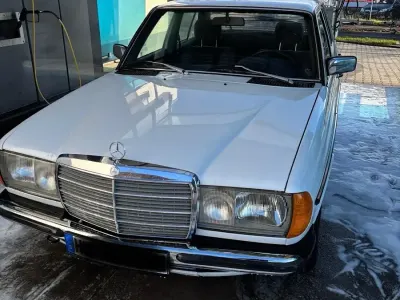 Gebraucht Mercedes E230 136 PS (100 kW) 1982 Weiß Limousine