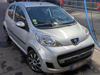 Gebraucht Peugeot 107 68 PS (50 kW) 2010 Silber Kleinwagen