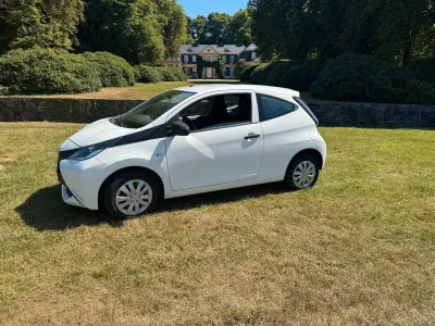 Gebraucht Toyota Aygo 69 PS (50 kW) 2017 Weiß Kleinwagen