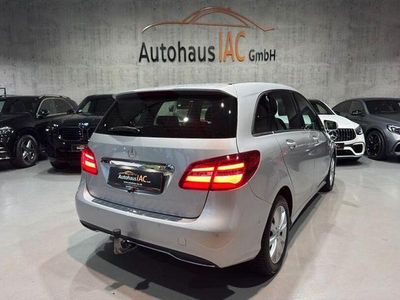 Usata Mercedes B180 122 CV (89 kW) 2018 Argento Monovolume