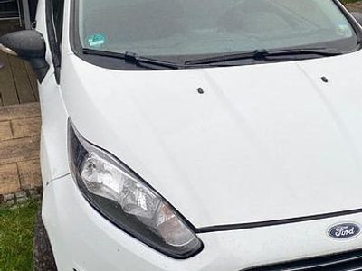 Weiß Gebraucht 2014 Ford Fiesta Kleinwagen | 2.700 €