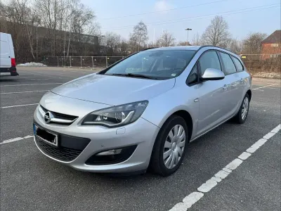 Używany Opel Astra Eco 110 KM (80 kW) 2014 Srebrny Sedan/Limuzyna