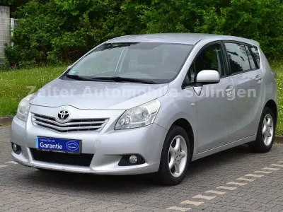 Gebraucht Toyota Verso Life 147 PS (108 kW) 2011 Silber Van / Kleinbus