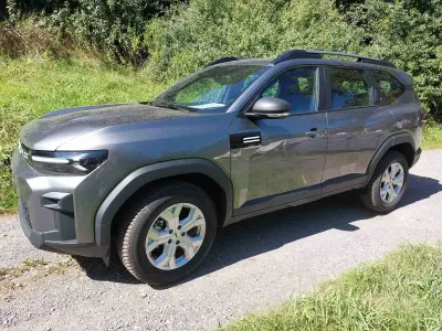 Neu Dacia Bigster Essentiel 140 PS (102 kW) 2025 Dolomitgrau kqg und andere SUV
