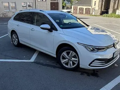 Gebraucht VW Golf VIII Life 150 PS (110 kW) 2021 Weiß Kombi