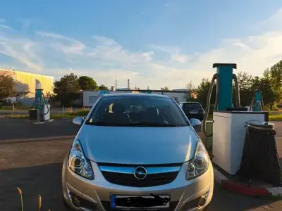 Gebraucht Opel Corsa 90 PS (66 kW) 2009 Silber Kleinwagen
