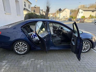 Gebraucht VW Jetta Comfortline 122 PS (89 kW) 2012 Blau Limousine