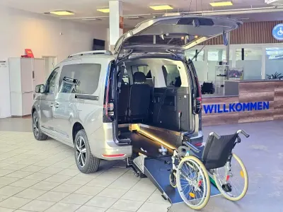Neu VW Caddy Style 116 PS (85 kW) 2025 Rot Van / Kleinbus