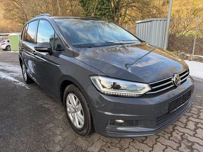 Grau Gebraucht 2020 VW Touran Comfortline Van / Kleinbus | 15.950 € (Fairer Preis)