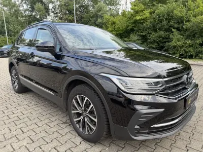 Gebraucht VW Tiguan Life 122 PS (89 kW) 2023 Schwarz SUV