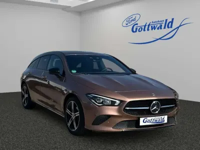 Używany Mercedes CLA180 Night 136 KM (100 kW) 2023 Złoty Sedan/Limuzyna