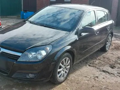 Używany Opel Astra Elegance 125 KM (91 kW) 2004 Czarny Sedan/Limuzyna