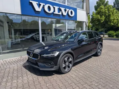 Gebraucht Volvo V60 CC Plus 197 PS (144 kW) 2023 Onyx black Kombi