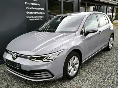 Gebraucht VW Golf VIII Life 131 PS (96 kW) 2020 Mondsteingrau Kleinwagen