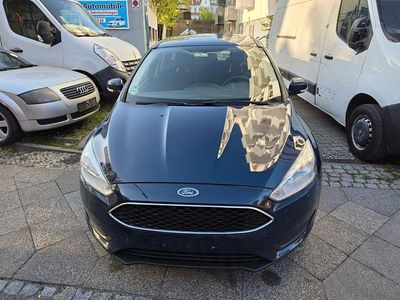 Usata Ford Focus Ambiente 101 CV (74 kW) 2015 Blu Berlina