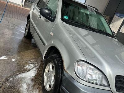 Second-hand Mercedes ML320 218 CP (160 kW) 2000 Argintiu SUV