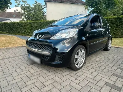 Gebraucht Peugeot 107 68 PS (50 kW) 2010 Schwarz Kleinwagen