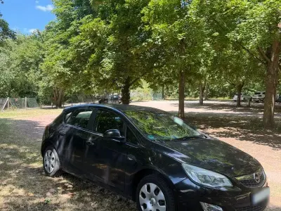 Gebraucht Opel Astra 140 PS (102 kW) 2012 Schwarz Kleinwagen