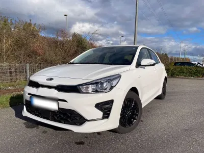 Używany Kia Rio Vision 84 KM (61 kW) 2021 Biały Sedan/Limuzyna