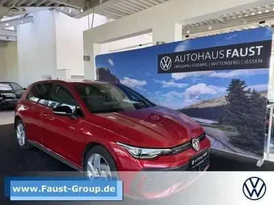 Gebraucht VW Golf VIII Style 272 PS (200 kW) 2025 Rot metallic Limousine
