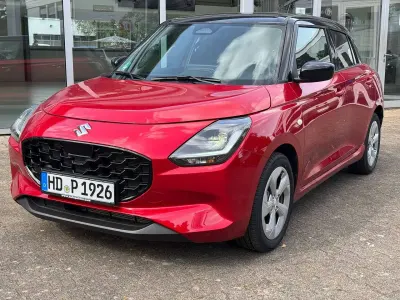 Gebraucht Suzuki Swift Comfort 83 PS (61 kW) 2026 Burning red pearl metallic/su Kleinwagen