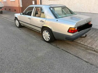 Gebraucht Mercedes 260 160 PS (117 kW) 1987 Silber Limousine