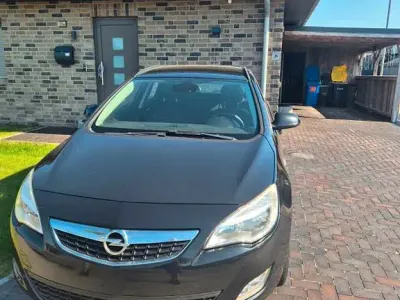 Gebraucht Opel Astra Edition 140 PS (102 kW) 2012 Schwarz Kombi