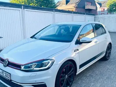 Używany VW Golf VII Sound 131 KM (96 kW) 2017 Biały Sedan/Limuzyna
