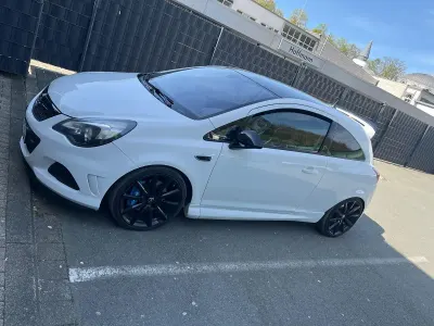 Gebraucht Opel Corsa Edition 211 PS (155 kW) 2013 Weiß Kleinwagen