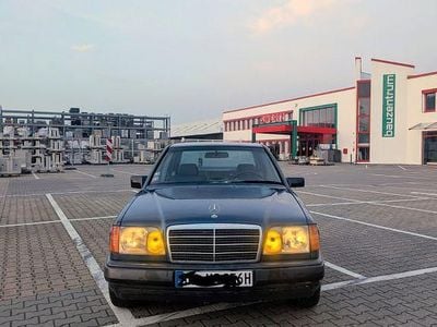 Blau Gebraucht 1986 Mercedes E230 Limousine | 9.000 €