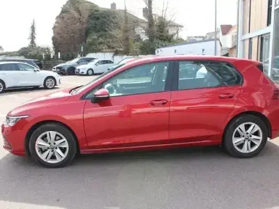 Używany VW Golf VIII Life 110 KM (80 kW) 2023 Czerwony Sedan/Limuzyna
