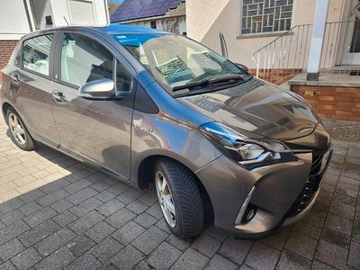 Gebraucht Toyota Yaris Hybrid Team 101 PS (74 kW) 2017 Grau Limousine