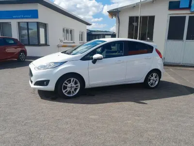 Gebraucht Ford Fiesta Celebration 101 PS (74 kW) 2016 Weiß Kleinwagen