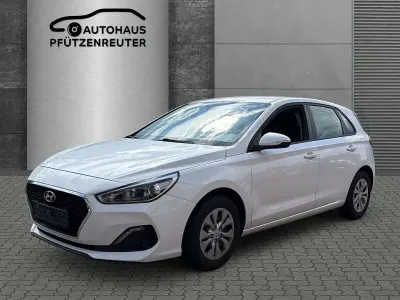 Gebraucht Hyundai i30 Select 99 PS (72 kW) 2018 Weiß Limousine