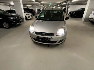 gebraucht Ford Fiesta 2007 1.4 80 ps mit fast neu All Wetter Reifen