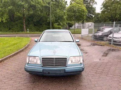 Brugt Mercedes E220 150 HK (110 kW) 1993 Blå Sedan