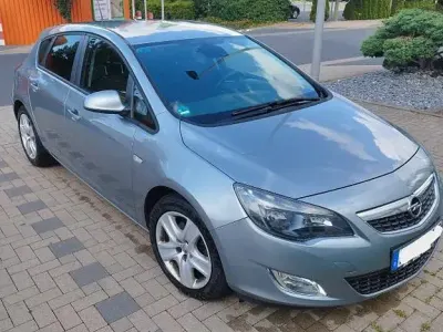 Gebraucht Opel Astra 110 PS (80 kW) 2012 Silber Limousine