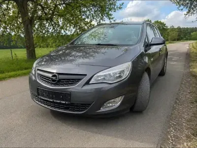 Gebraucht Opel Astra 95 PS (69 kW) 2012 Grau Kombi