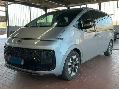 Gebraucht Hyundai Staria Signature 177 PS (130 kW) 2023 Silber Van / Kleinbus