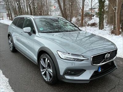 Grau Gebraucht 2023 Volvo V60 CC Ultimate Kombi | 39.750 € (Fairer Preis)