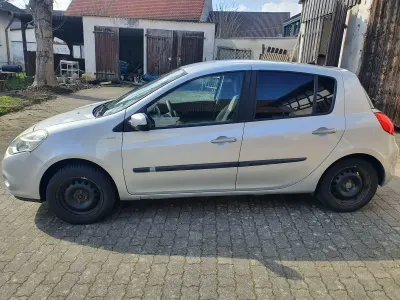 Używany Renault Clio II 101 KM (74 kW) 2010 Srebrny Sedan/Limuzyna